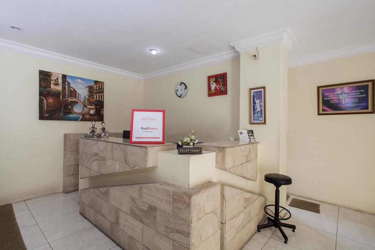 Reddoorz Near Marvel City Mall Wonocolo Exterior foto